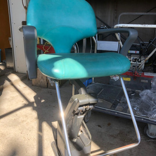 タカライス、美容室の電動で上下するイスです。