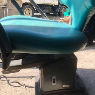 タカライス、美容室の電動で上下するイスです。の画像