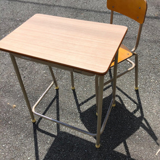 学校の机(大量にあります。)