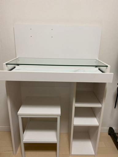 新品未使用のドレッサー(椅子付き)です