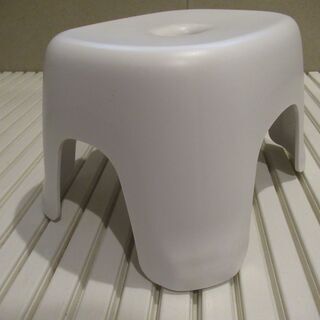 目立つ傷なし。未使用品　バス チェア　日本製（刻印表記あり）　Richell/リッチェル　ハユール　高さ19㎝×幅30㎝×奥行23㎝　ホワイト　バスチェア 椅子 腰かけ 風呂イスの画像