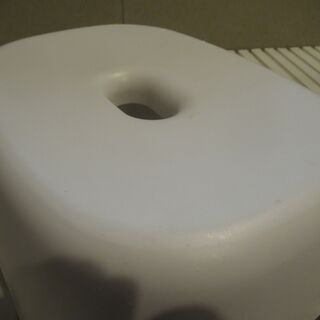 目立つ傷なし。未使用品　バス チェア　日本製（刻印表記あり）　Richell/リッチェル　ハユール　高さ19㎝×幅30㎝×奥行23㎝　ホワイト　バスチェア 椅子 腰かけ 風呂イスの画像