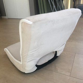 白、座椅子、折り畳み、持ち運び便利、手触り良い、座り心地良い、の画像