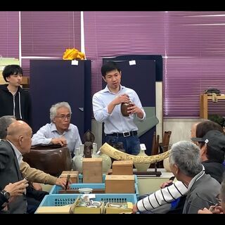 オークション会場の補助
