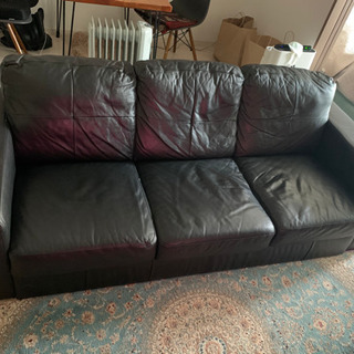 【お譲り先確定】IKEAソファ　黒合皮・3人掛けの画像