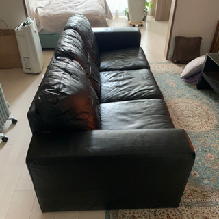 【お譲り先確定】IKEAソファ　黒合皮・3人掛けの画像