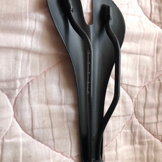 カーボンサドルで軽量です。