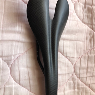 カーボンサドルで軽量です。の画像
