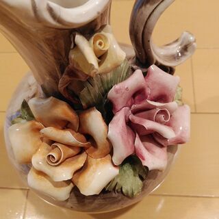 お値下げ　イタリア製　バラ　陶花　水差し型　花瓶　陶器　飾り壺　...