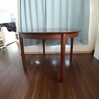ダイニングテーブルの画像