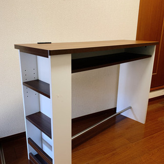 ブラウンとホワイトのコンビがお洒落なカウンターテーブルの画像