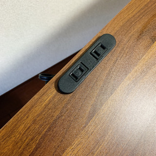 ブラウンとホワイトのコンビがお洒落なカウンターテーブルの画像