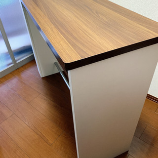 ブラウンとホワイトのコンビがお洒落なカウンターテーブルの画像