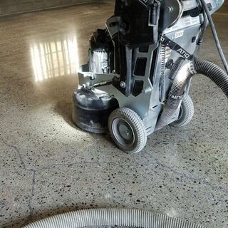 鏡の国を一緒に作りませんか。建設、建築現場でコンクリートの鏡面仕...