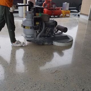鏡の国を一緒に作りませんか。建設、建築現場でコンクリートの鏡面仕上げ工事。の画像