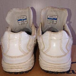 男性用スポーツシューズの画像