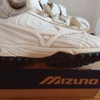 男性用スポーツシューズの画像