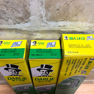  台湾　黒人　DARLIE 歯磨き粉　200g+200g+250g セット　チューブ絞り器付きの画像
