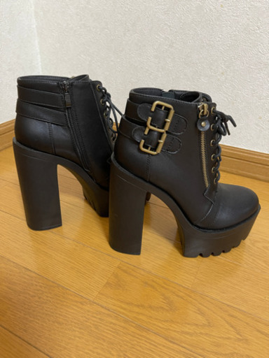 新品 今季流行中の厚底ショートブーツ もう一足ございます！