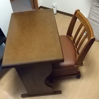 こたつ机と椅子の画像