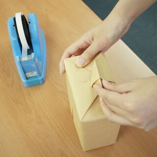 【現金日払】【女性活躍中!】倉庫内シール貼り軽作業☆贈り物のお手伝いの画像