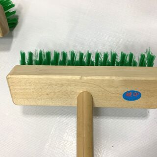 お買い得！デッキブラシ2本セット 鯱印 掃除用品 玄関デッキ掃除など 床ブラシ 中古 Cの画像