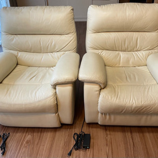 ニトリ　電動本革リクライニングソファ　調整中の画像