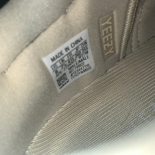 adidas YEEZY BOOST 700 magnetの画像