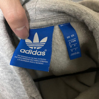adidas パーカーの画像