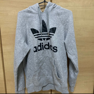 adidas パーカーの画像