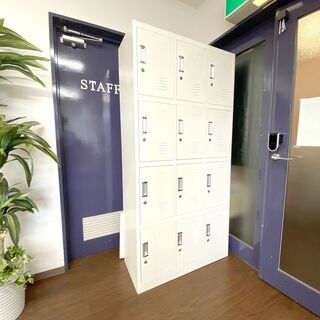  【お取引中】無料！スチールロッカー12人用 鍵付き 白　すぐ使...