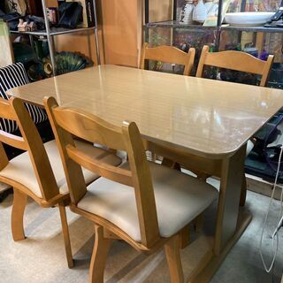 ☆中古 激安！  家具　ダイニングテーブル　椅子４脚とのセット　椅子が回転できるのが特徴！　ニトリDS-120LBR　テーブルのサイズ幅120cm×奥行き75cmｘ高さ70cm　KD061　　￥15800！！