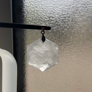 お値下げ致しました【天然石】クォーツ　六芒星ペンダントトップの画像