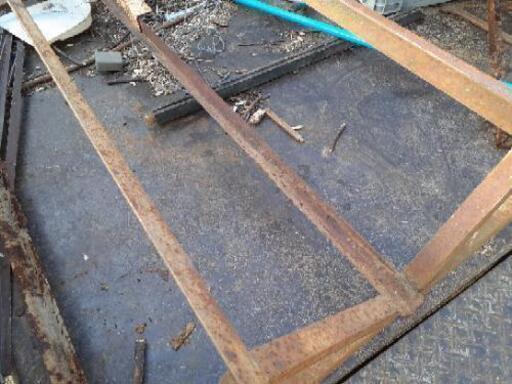 サクッと　小屋をつくりた時　こういう出来合いの屋根があれば　同じ長さの木材や　鉄パイプを四本たてるだけでＯＫ　＜ＤＩＹ＞屋根材　鉄骨　骨組み