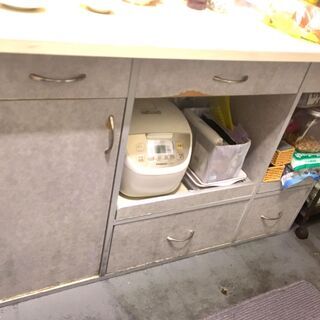 スライドトレー付き棚の画像