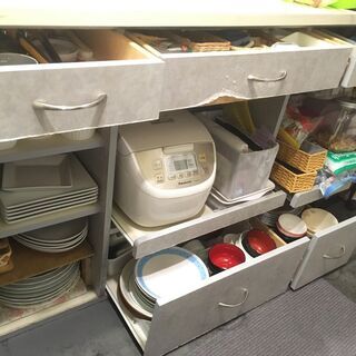 スライドトレー付き棚の画像