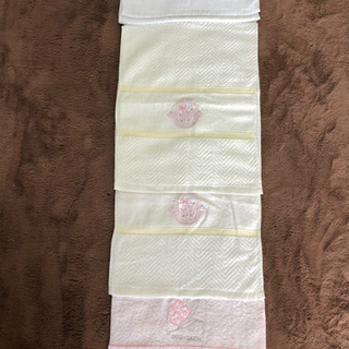 🔴新品未使用品❣️現金手渡し！綺麗なタオル花柄3枚　白1枚!4枚セット　②の画像