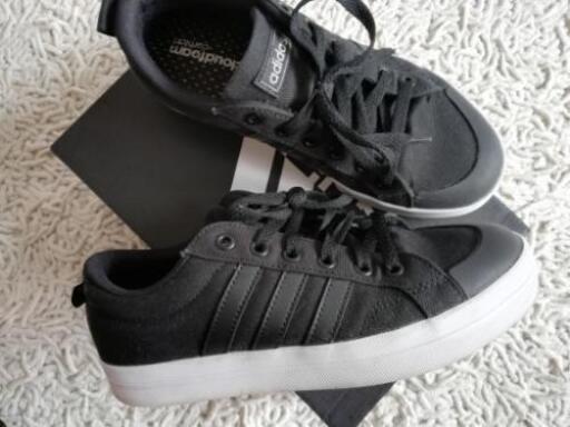 美品　23.5cm アディダス　レディーススニーカー　adidas FV8097