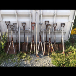 スコップ❗️ハサミ❗️クワ❗️ツルハシ❗️1本500円‼️まとめ買いは値引きいたしますの画像