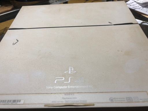 PS4本体とHDMIケーブル、電源ケーブル
