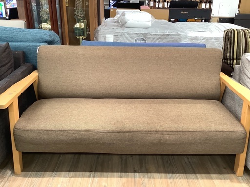 グレーのニトリの3人掛けソファー入荷しました。