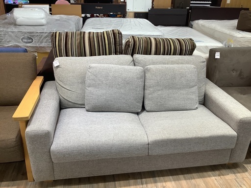 座り心地抜群！！グレーの2人掛けソファー入荷しました。
