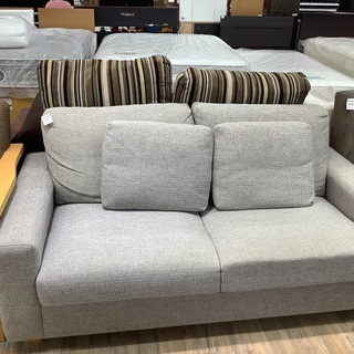 座り心地抜群！！グレーの2人掛けソファー入荷しました。