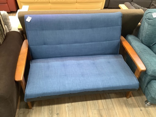 オシャレなブルーのソファー入荷しました。