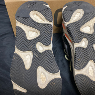 YEEZY BOOST700