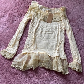 女の子らしいフリフリのシャツ