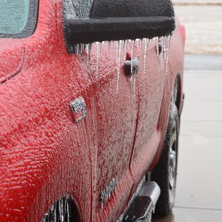 ディーラーで洗車後の拭き上げスタッフ