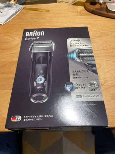 【新品未使用】ブラウン 往復式 3枚刃 水洗い可 お風呂剃り可 充電式 充電残量表示機能 海外対応
