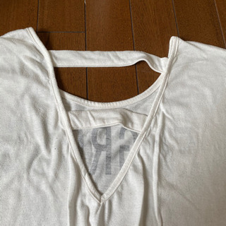 Tシャツ 後ろ肩あきの画像