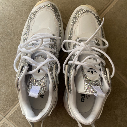 アディダススニーカー